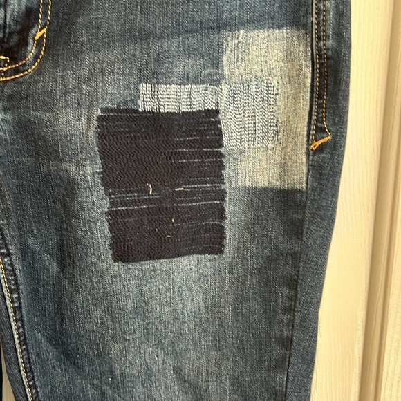 Kensie cropped jeans with unique design - Picture 3 of 6